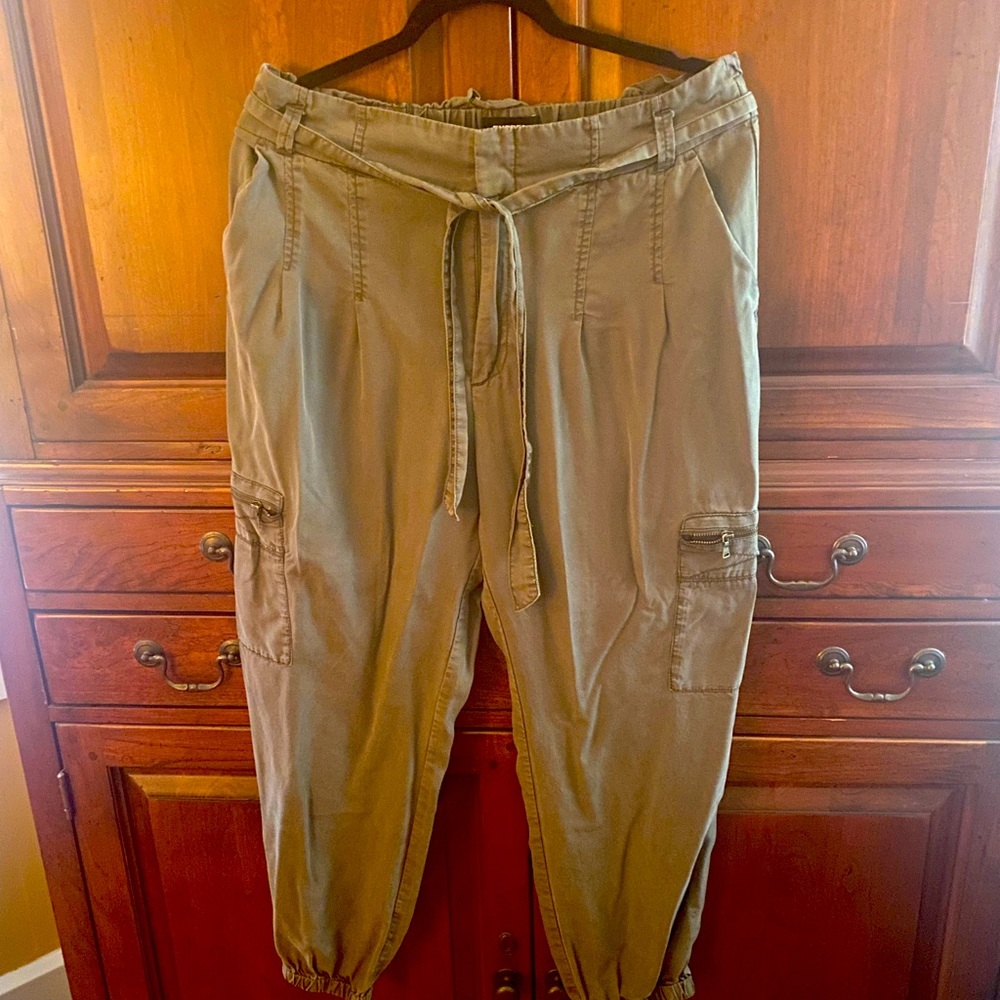 Casual high-waisted green cargo pants